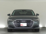 Audiデザインの特徴であるシングルフレームグリルが存在感を主張します。