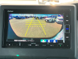 バックモニター装備。画面にて後方の確認が行えるので、バック駐車や車庫入れの際には重宝します。車の運転に慣れない方でも安心のガイドライン表示機能付。
