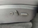 運転席・助手席にはパワーシートを装備。前後スライド、リクライニング、高さ調整、チルト、さらにランバーサポートまで、自分好みのベストなシートポジションを無段階で設定できます。