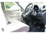 運転席ビュー。厚みのあるシートで快適です。