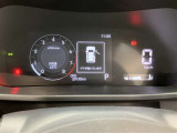 とっても見やすいメーターです。夜間時はラグジュアリーな気分にさせてくれる照明が魅力ですので、夜のドライブも楽しみになりますよ♪