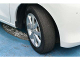 日産純正アルミホイール。タイヤサイズは155/65R14インチです。