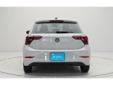 【リヤ】〔ダークティンテッドガラス〕付き。リヤのVWエンブレムは、バックカメラを内蔵しハッチバックを開け閉めする際の取っ手にもなります。