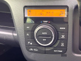 【オートエアコン】一度お好みの温度に設定すれば、車内の温度を検知し風量や温度を自動で調整。暑い&hellip;寒い&hellip;と何度もスイッチ操作をする必要はありません。快適な車内空間には必須の機能ですね♪