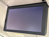 【フリップダウンモニター】大画面モニターで後席でもエンタメをお楽しみいただけます。小さなお子様にも大人気の装備です♪