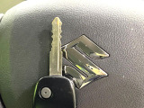 【キーレス】少し離れた場所からでもボタン一つでドアの開錠・施錠ができるのでとっても便利!ドアの鍵穴周りに傷をつけることもありません♪
