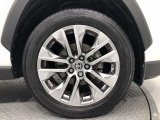 【純正アルミホイール】です!車両デザインに合わせてホイールをデザインしているため、見た目にもカッコイイアルミホイール♪洗車もラクチンで錆びません。