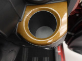 【カップホルダー】エアコン吹き出し口下部に設置されていますので使いやすさバッチリ!運転席から手の届くちょうどの位置です!