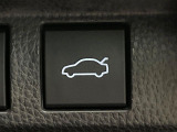 【パワーバックドア】スマートキーや運転席のボタンを押すだけでリアゲートが自動で開閉します!荷物を持っている時や、高い位置にあるバックドアを閉める際に便利な機能です♪