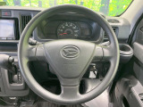インテリアに合わせたデザインのステアリングは、運転される方のことも考え、運転しやすい形状、大きさです。是非一度、実際に触ってお確かめください。