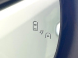 【ブラインドスポットモニター】走行中、ドアミラーの死角になりやすい箇所に後続車が接近するとサイドミラー付近に警告を表示、ドライバーに注意喚起をしてくれます。