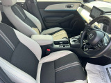 乗り心地の良いフロントシートです。足回りも広々としておりますので、長時間の運転も疲れづらいですよ。
