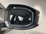 ブラインドスポットモニター(BSM)を装備しています。隣を走る車両が死角に入るとミラー内LEDインジケーターが点灯。さらに、ウィンカーを出すとインジケーターが光って点滅して注意を促してくれます。