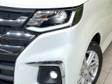 【LEDヘッドライト】悪天候や夜間走行時も良好な視界を確保し安心して運転できる高輝度LEDヘッドライトを装備!点灯速度が早く、消費電力も抑えられています。