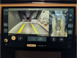 360&deg;サラウンドカメラ】全周囲のカメラを繋ぎ合わせ上からのアングルを画面上に映し出します。見やすい為バックも安全に運転できます。