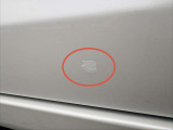 助手席側前方ドア部のキズの写真です。修理も受け付けておりますのでお気軽にスタッフへご相談ください!