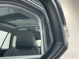 ブラインドスポットモニター(BSM)を装備しています。隣を走る車両が死角に入るとミラー内LEDインジケーターが点灯。さらに、ウィンカーを出すとインジケーターが光って点滅して注意を促してくれます。