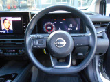 ステアリングハンドルです。オーディオコントロールスイッチが付いて運転中でも手元でオーディオの操作が出来て便利ですよ。