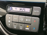 【オートエアコン】一度お好みの温度に設定すれば、車内の温度を検知し風量や温度を自動で調整。暑い&hellip;寒い&hellip;と何度もスイッチ操作をする必要はありません。快適な車内空間には必須の機能ですね♪