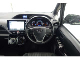 スポーティームード溢れる運転席周りですね。 クイックなドライビングに対応できるよな運転席回りになっています。 ドライブがますます楽しくなりますね!