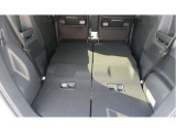 後席シートはフラットにすることが可能です♪ シートを倒せば広々とした荷室空間となり、大きなお荷物の積載にも便利です☆
