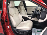 乗員を包み込むような造形と圧迫感を感じにくい水平な見晴らしで運転に集中できる空間の運転席!リフトアップしたことで、ヒップポイントが高くなり、乗降車もしやすくなっています!