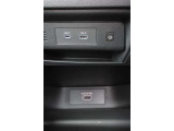 USBタイプA・タイプC・HDMI接続が可能です。Apple CarPlayやAndroid Auto連携機能もあります。Amazon Alexa搭載。携帯電話のワイヤレス充電にも対応。