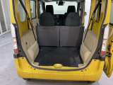 商用車ならではの広大な荷室です。開口部も大きいので荷物の出し入れもスムーズです。