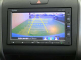 車両後方の映像を映すバックモニター。進路を確認しながら安全に車庫入れできます。