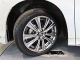 トヨタ純正アルミホイール。タイヤサイズは235/50R18です。