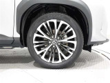 タイヤサイズは(215/50R18)で純正アルミホイールです。