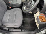 運転席シート足元です。