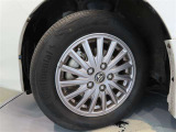 トヨタ純正アルミホイール。タイヤサイズは195/65R15です。