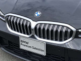 左右のキドニー・グリルの中心にはBMWのエンブレムが鎮座し、個性を放つデザイン性を兼ね備えました。