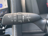 【オートワイパー(AUTO)】雨が降り出した時に、雨滴検出用センサー(レインセンサー)が雨滴を感知すると、自動でワイパーが動作します。