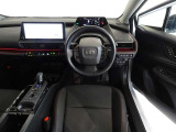 革巻きステアリングで快適な操作性の運転席です。