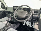 運転席まわりです。 各操作スイッチは使いやすい位置に配置されてます。