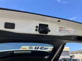 後ろが狭くてもサッと積める。途中で止められる安心のバックドア。後ろの駐車スペースが狭い時に重宝しますよ♪
