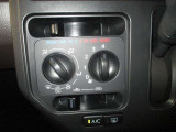 一年中快適マニュアルエアコン装備しています♪窓の曇り取りや車内の空気循環などにも有効です!