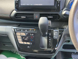 向かい側にサービス工場完備。車検・メンテもお任せください!
