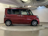 運転席側も電動スライドドアになってます。ショッピングなどでのお買い物時手がふさがっていてもドアに軽く触れるかリモコンで開閉できるので便利です!