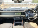 【運転席】室内は座り心地の良いシートとなっており、空間の広さと目線の高さから運転がしやすくなっております。