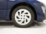 タイヤサイズは(175/65R15)でキャップ付きスチールホイールです。
