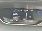 道路標識を表示し、運転者に見落としないように促してくれます。