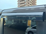 【ドアバイザー】愛車のデザインを損なわないスタイリッシュな設計。強い日差しを和らげ、雨の日のドライブも快適に変える。車種専用カットで後付け感なし、機能美あふれる必須アイテムです♪