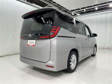広々とした車内空間に優れた燃費性能。更にデザインも上質で人気のお車です!