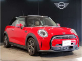 MINIのフロントグリルのデザインはイギリスで生まれた当初から、シルバーのサイドバーが折り重なった伝統的なデザインで御座います。その伝統はBMWのお車になってからでも少しずつ形を変えて守られております