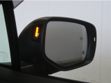隣車線を走る車両をレーダーで検知し、ドアミラーでは確認しにくい後側方エリアに存在する車両に加え、急接近してくる車両も検知します。車両を検知するとドアミラーに搭載されたLEDインジケーターが点灯します。