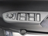 パワーウィンドウのスイッチです。 運転席に居ながら助手席の窓を開け閉めできるので便利ですよ。 ロック機能も付いてるので子供がイタズラして窓を開けるという事もできなくできますよ。