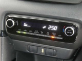 【オートエアコン】車内温度を感知して自動で温度調整をしてくれるのでいつでも快適な車内空間を創り上げます!どの席に座っても快適なドライブが楽しめます♪